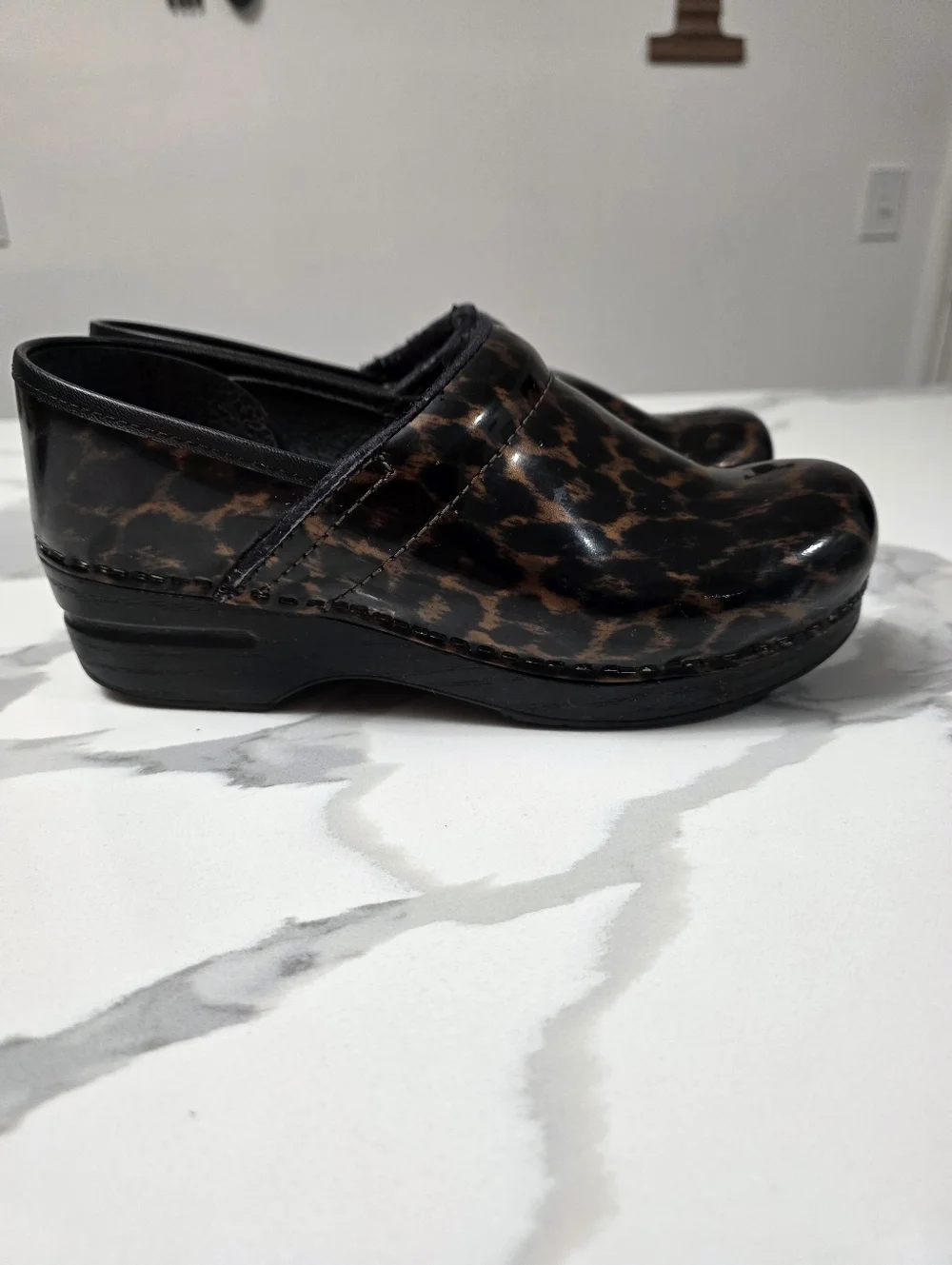 Dansko Patent Leopard Clogs Womens 39/8.5 - Picture 4 of 9